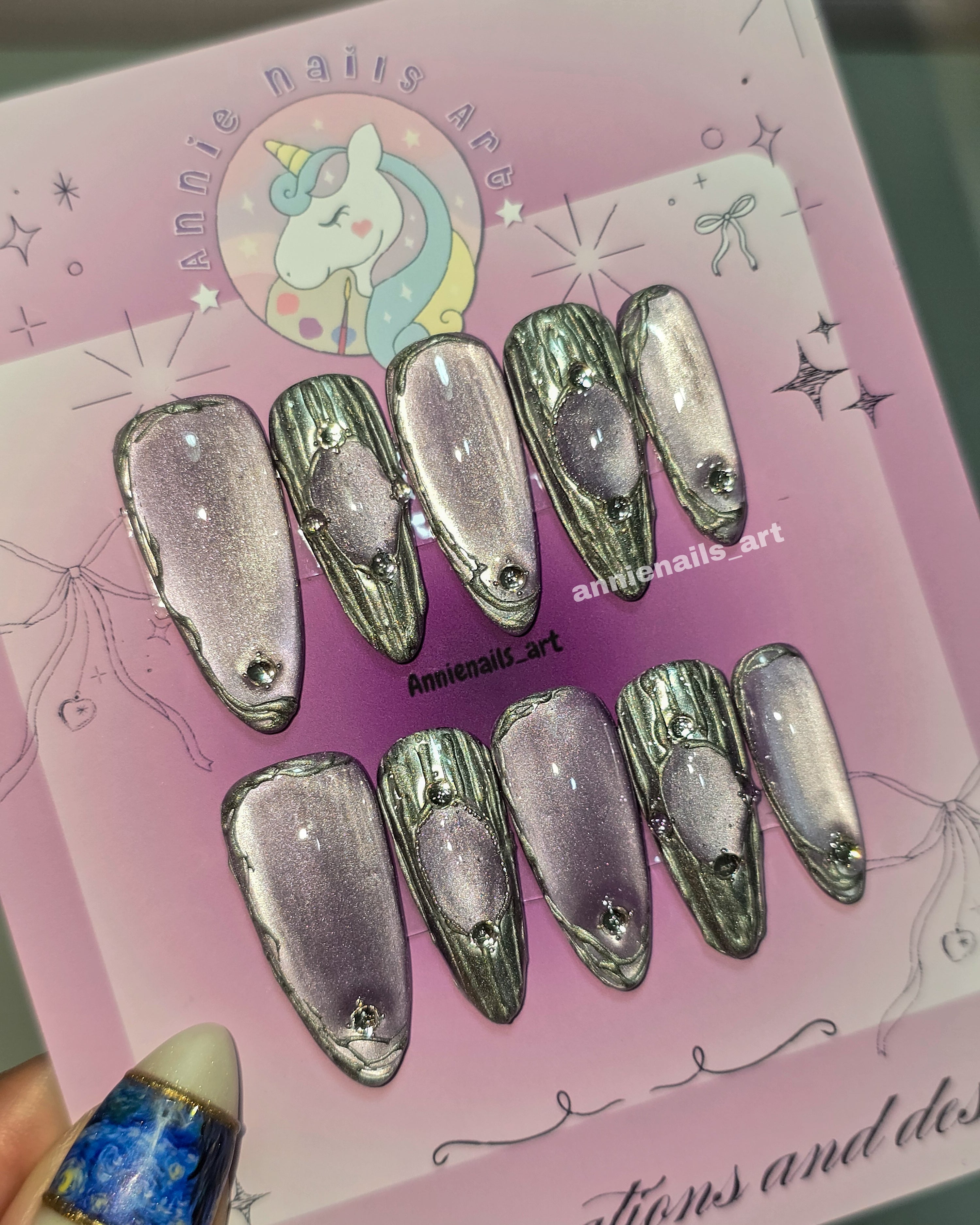 Uñas Moradas esmalte ojo de gato